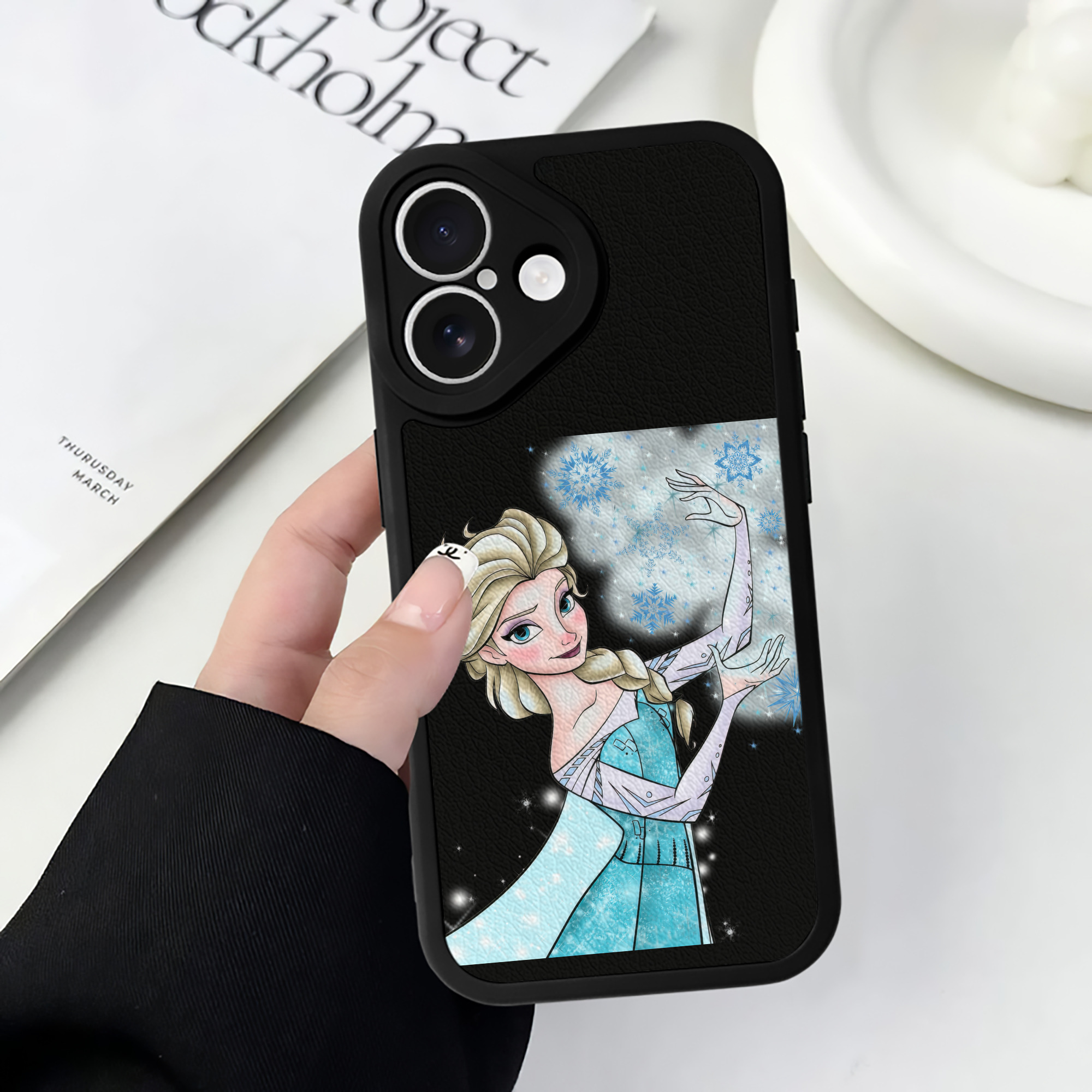 （画像用） アナと雪の女王 アンナ エルサ Frozen Anna Elsa 【iPhone 16シリーズ対応】シリコンスマホケース（レザー調） 材質：シリコン